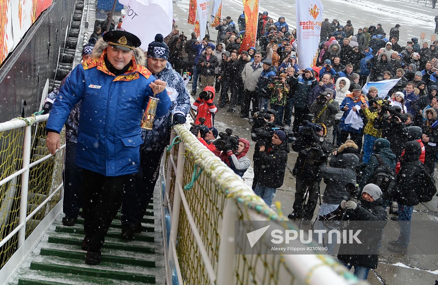 Icebreaker with Olympic torch heads to North Pole