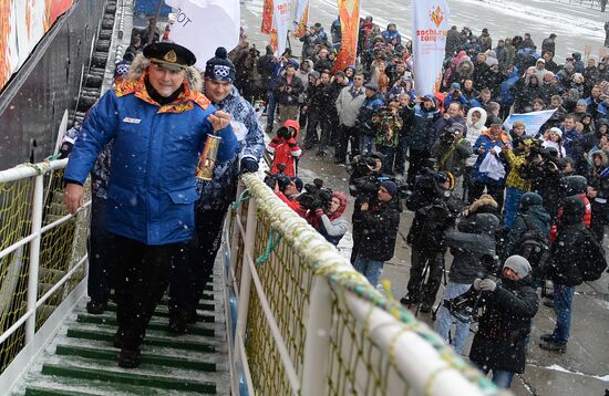 Icebreaker with Olympic torch heads to North Pole