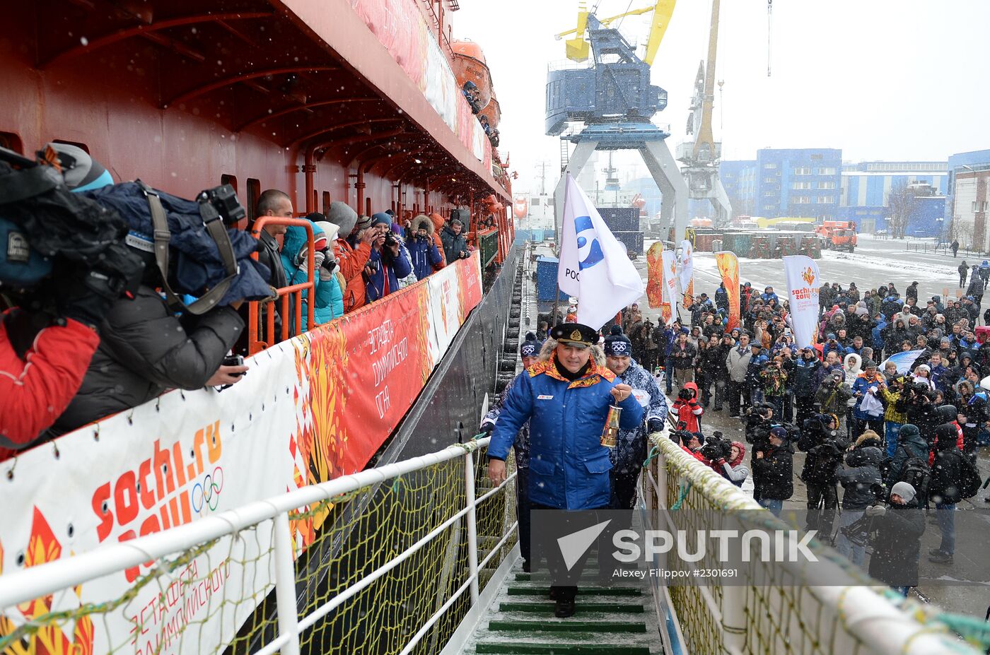 Icebreaker with Olympic torch heads to North Pole