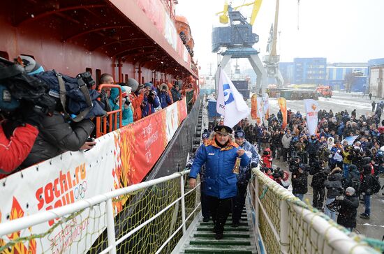 Icebreaker with Olympic torch heads to North Pole