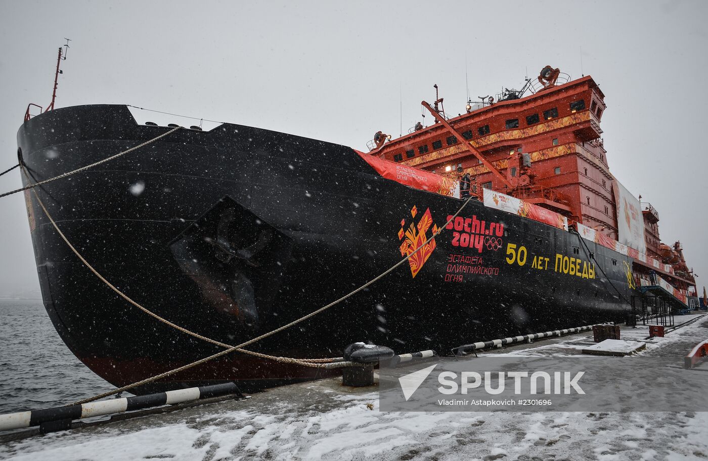 Icebreaker with Olympic torch heads to North Pole