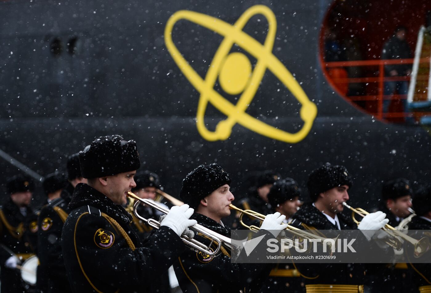 Icebreaker with Olympic torch heads to North Pole