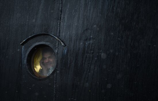 Icebreaker with Olympic torch heads to North Pole
