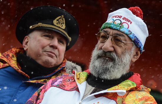 Icebreaker with Olympic torch heads to North Pole