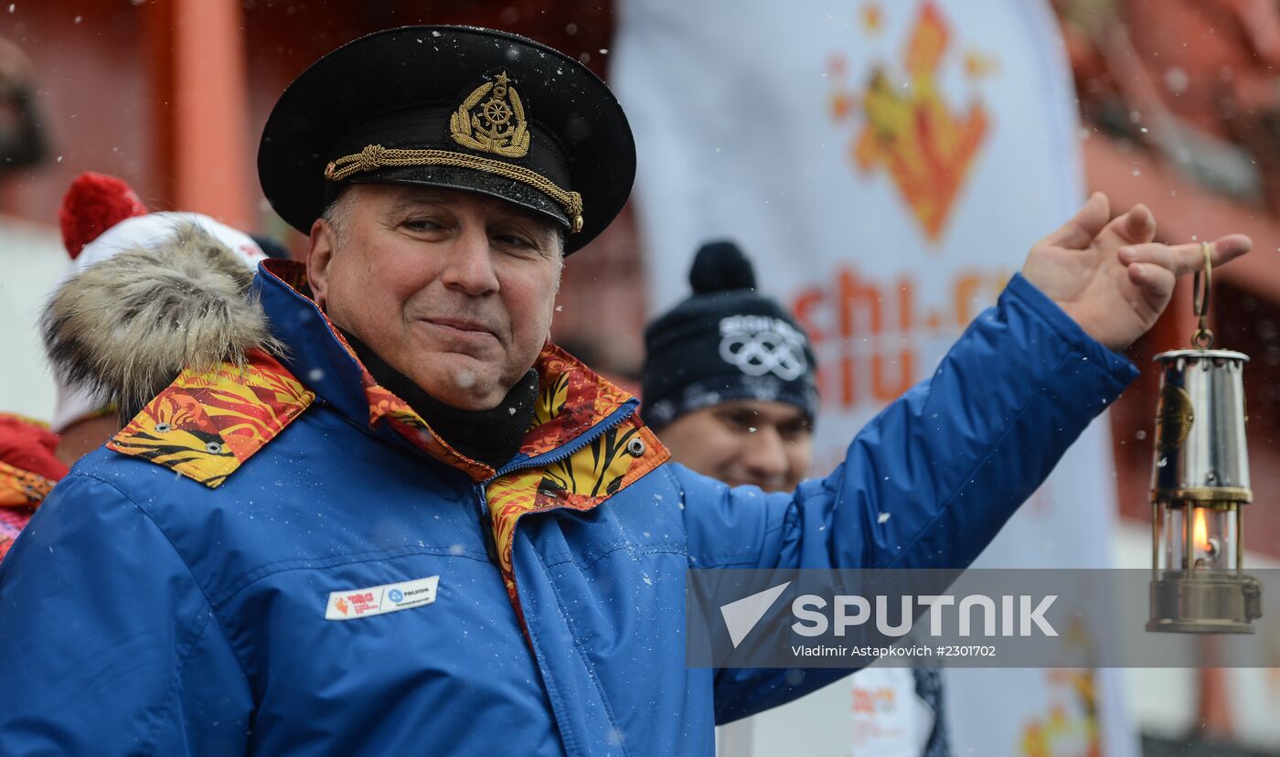 Icebreaker with Olympic torch heads to North Pole