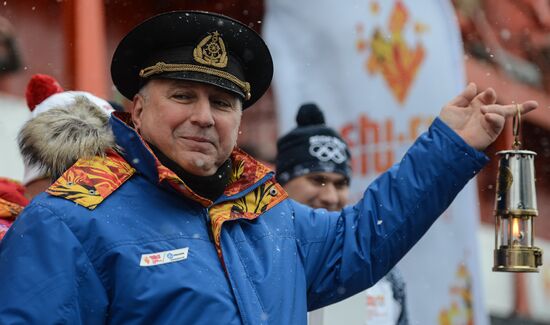 Icebreaker with Olympic torch heads to North Pole