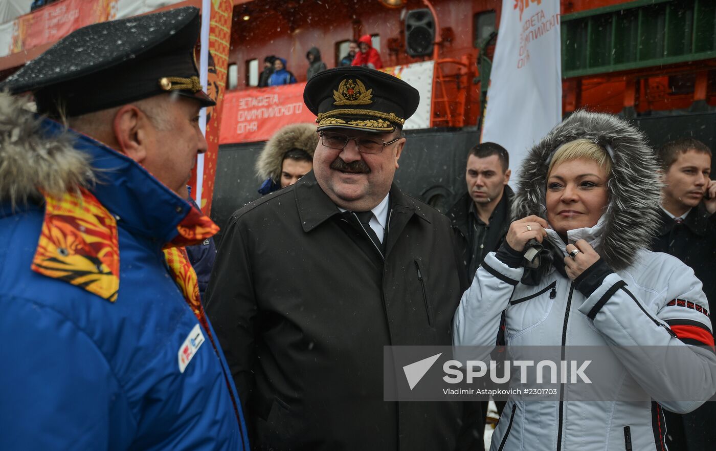 Icebreaker with Olympic torch heads to North Pole