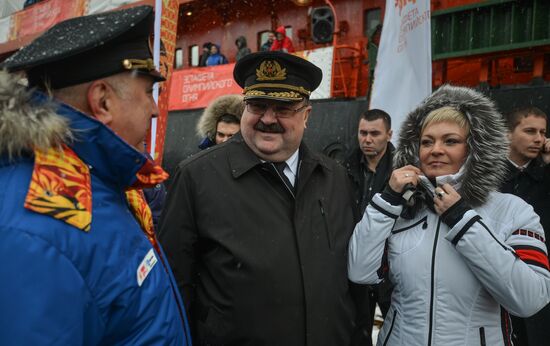 Icebreaker with Olympic torch heads to North Pole