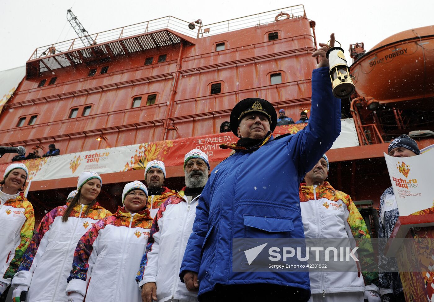 Icebreaker with Olympic torch heads to North Pole