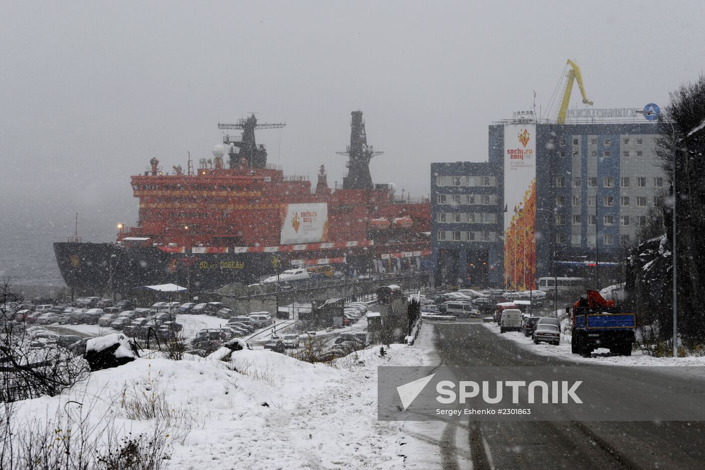 Icebreaker with Olympic torch heads to North Pole