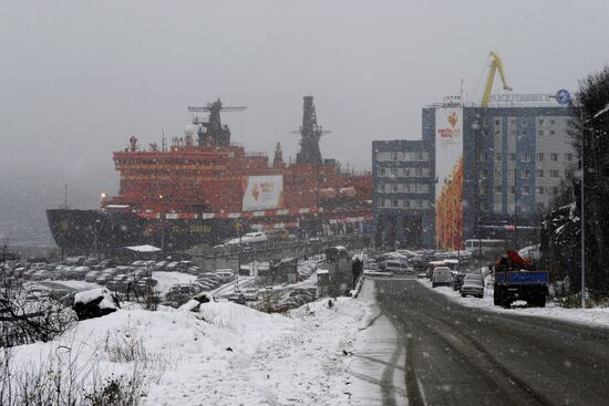 Icebreaker with Olympic torch heads to North Pole