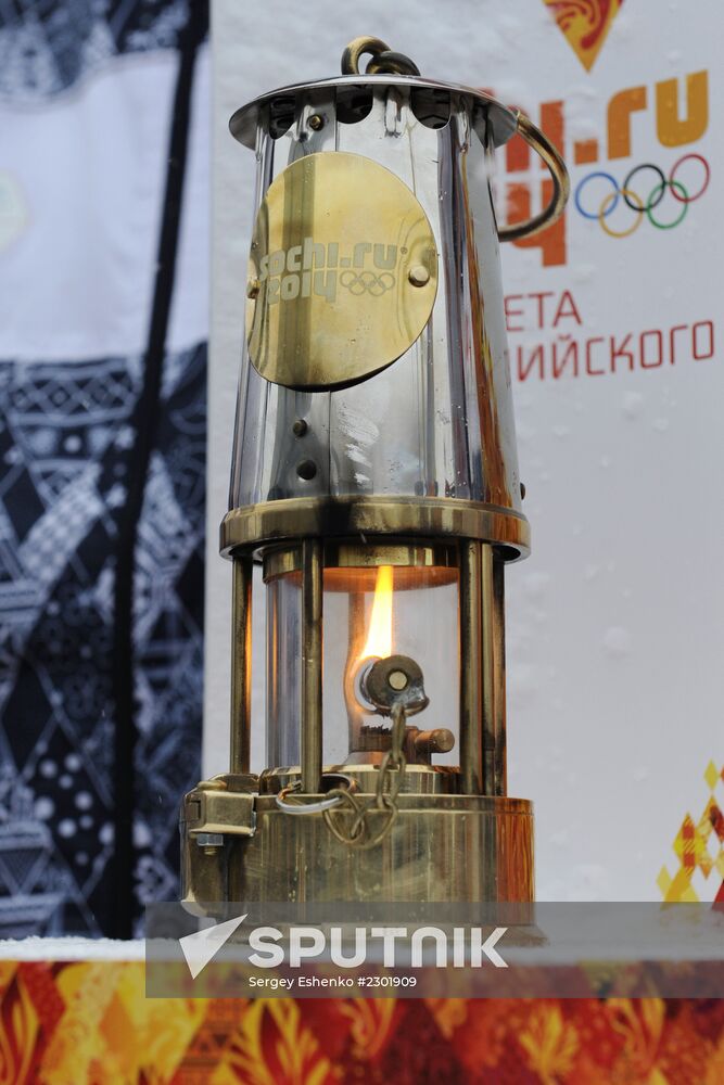 Icebreaker with Olympic torch heads to North Pole