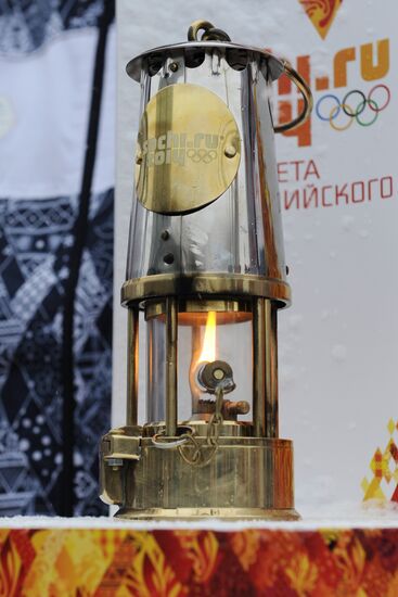 Icebreaker with Olympic torch heads to North Pole