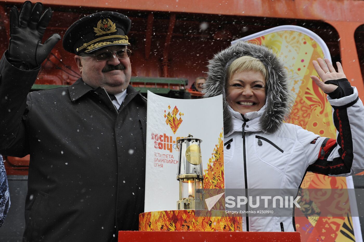Icebreaker with Olympic torch heads to North Pole