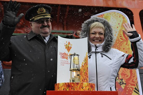 Icebreaker with Olympic torch heads to North Pole