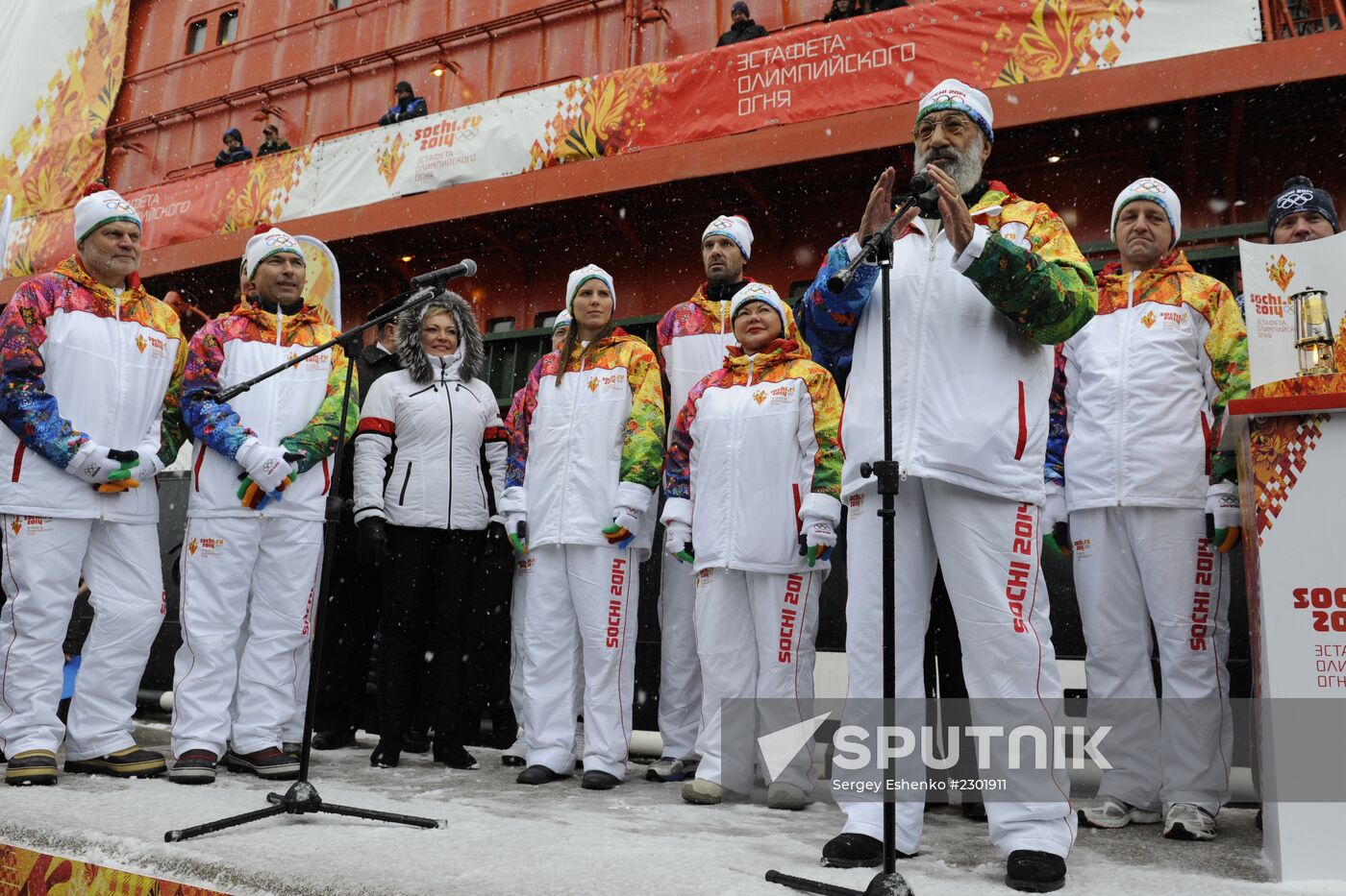 Icebreaker with Olympic torch heads to North Pole