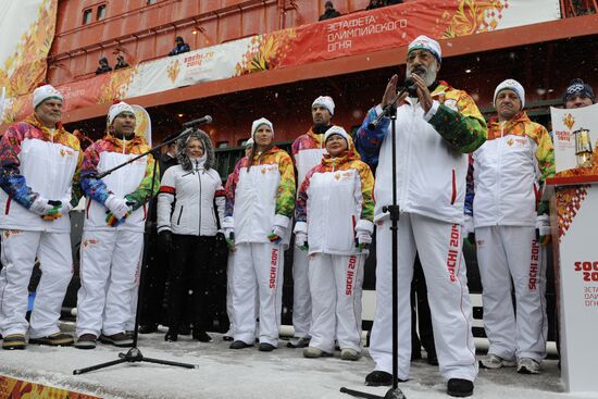 Icebreaker with Olympic torch heads to North Pole