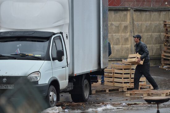Market closed at Novye Cheryomushki vegetable warehouse in Biryulyovo
