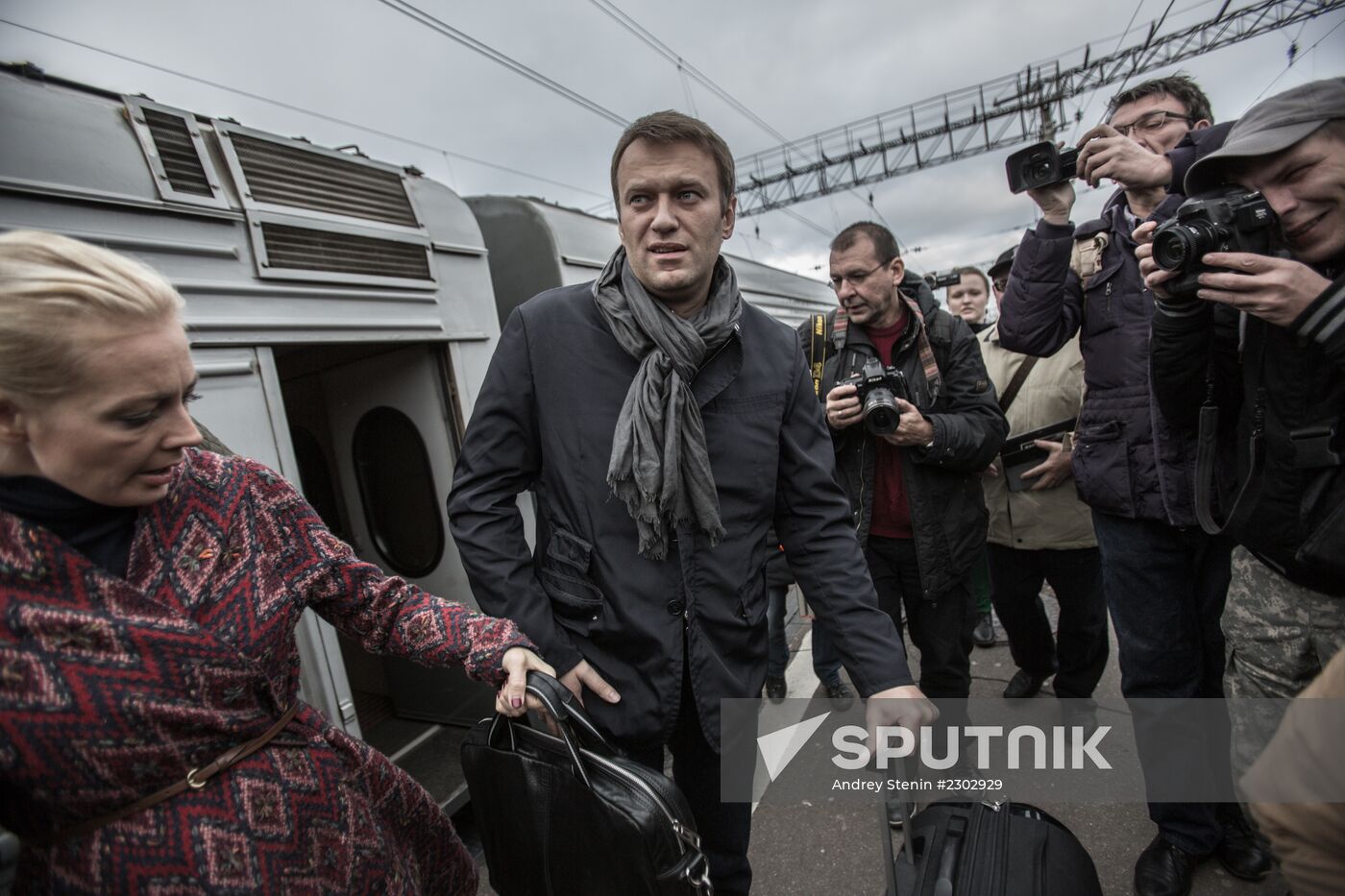 Opposition leader Alexei Navalny back in Moscow after Kirovles trial