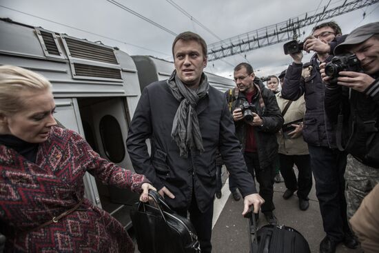 Opposition leader Alexei Navalny back in Moscow after Kirovles trial