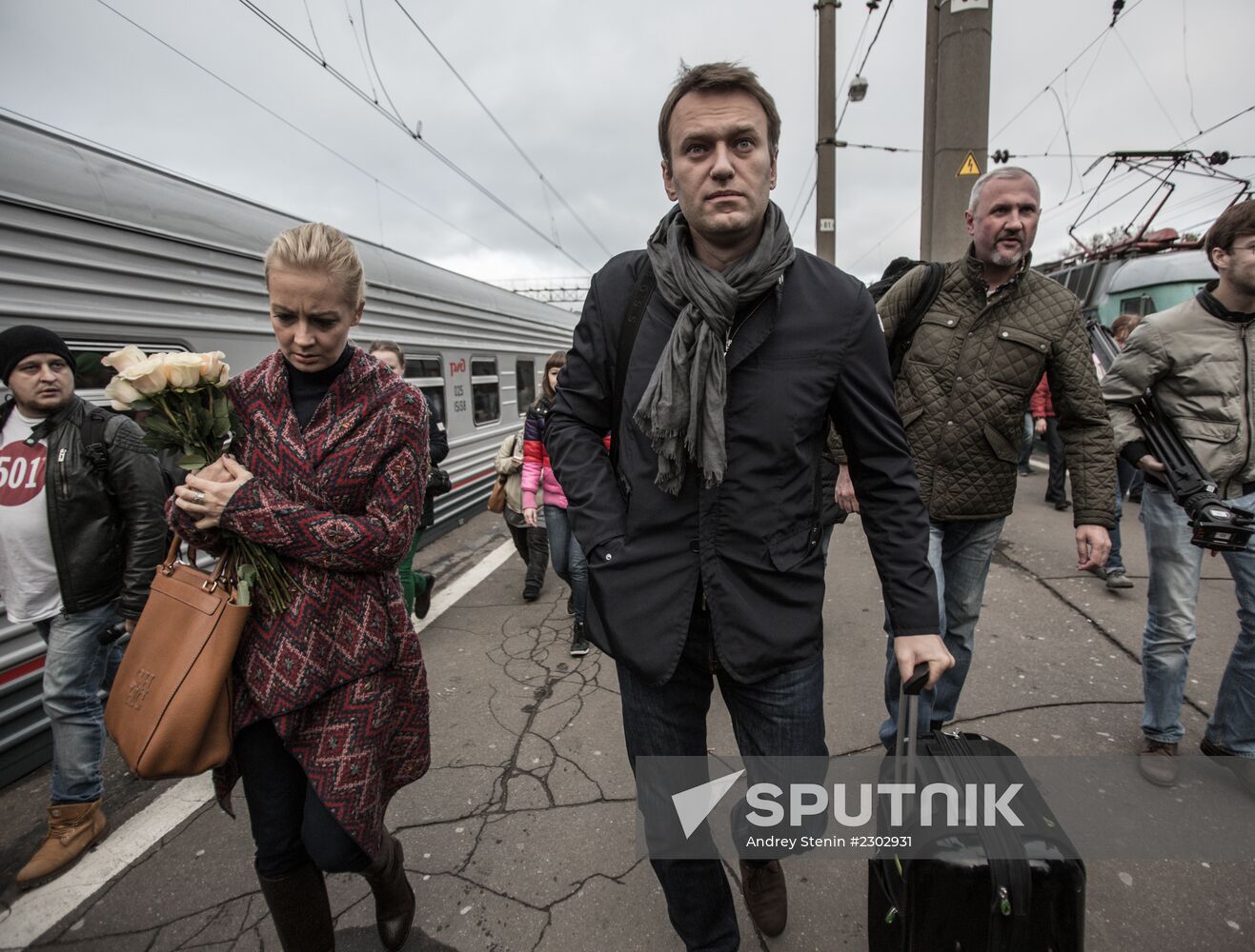 Opposition leader Alexei Navalny back in Moscow after Kirovles trial