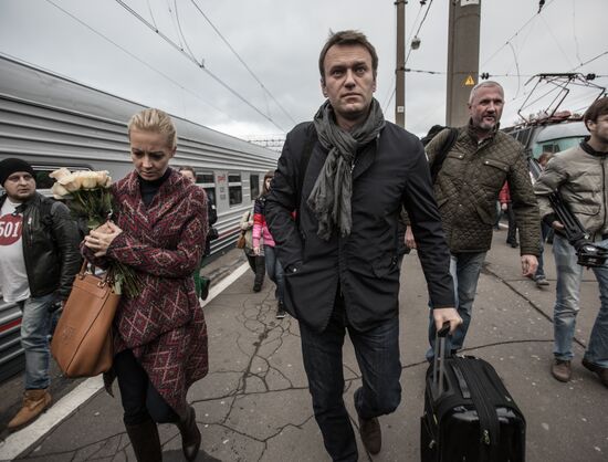 Opposition leader Alexei Navalny back in Moscow after Kirovles trial