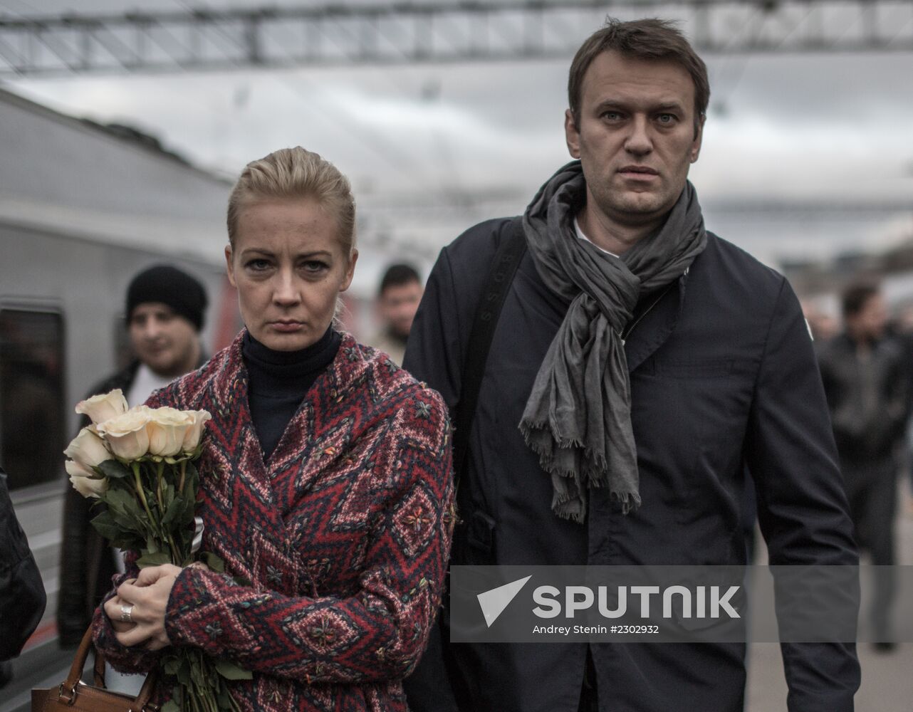 Opposition leader Alexei Navalny back in Moscow after Kirovles trial