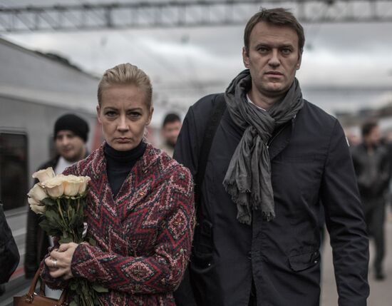 Opposition leader Alexei Navalny back in Moscow after Kirovles trial