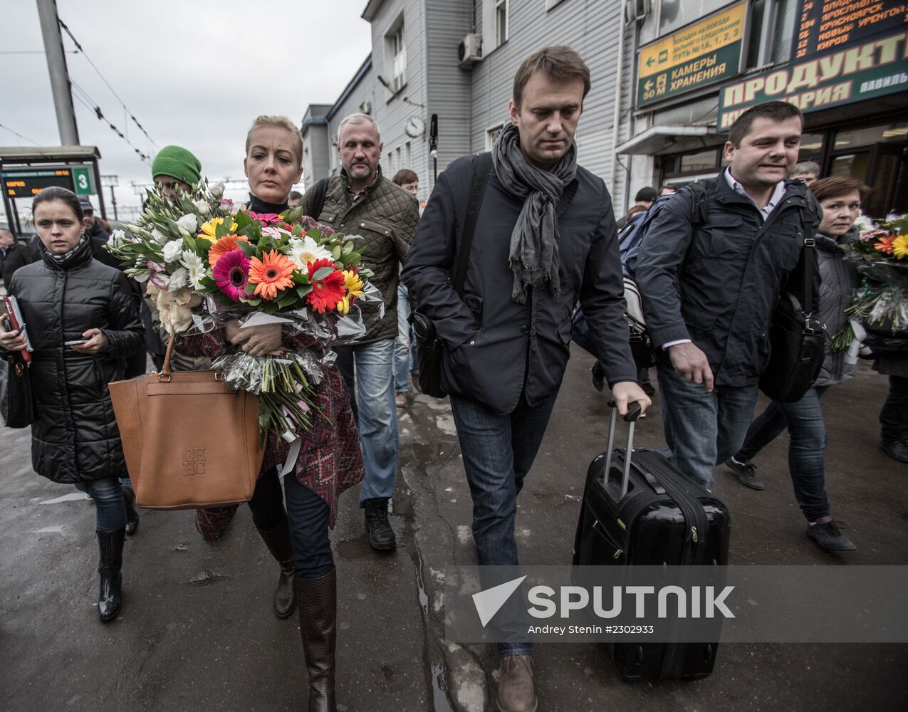 Opposition leader Alexei Navalny back in Moscow after Kirovles trial
