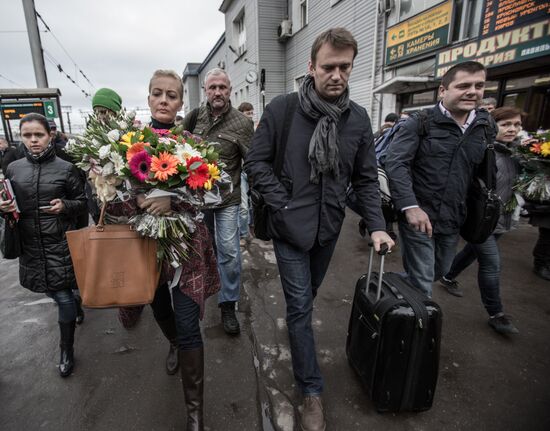 Opposition leader Alexei Navalny back in Moscow after Kirovles trial