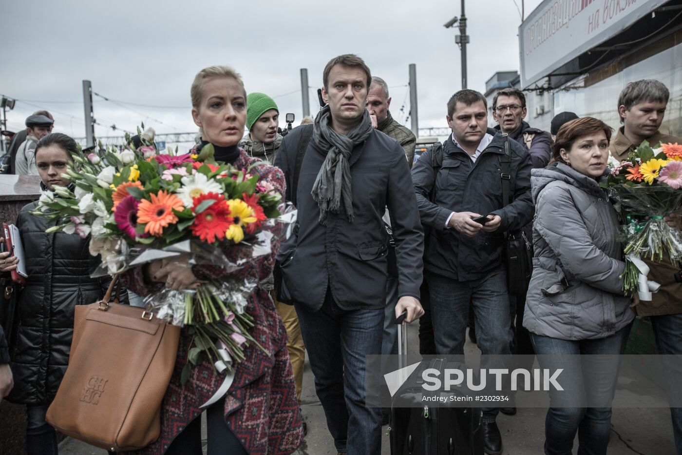 Opposition leader Alexei Navalny back in Moscow after Kirovles trial