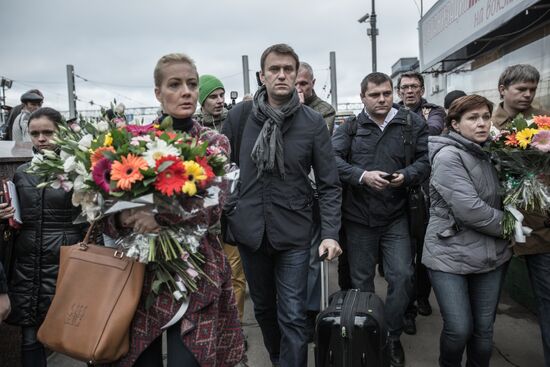 Opposition leader Alexei Navalny back in Moscow after Kirovles trial