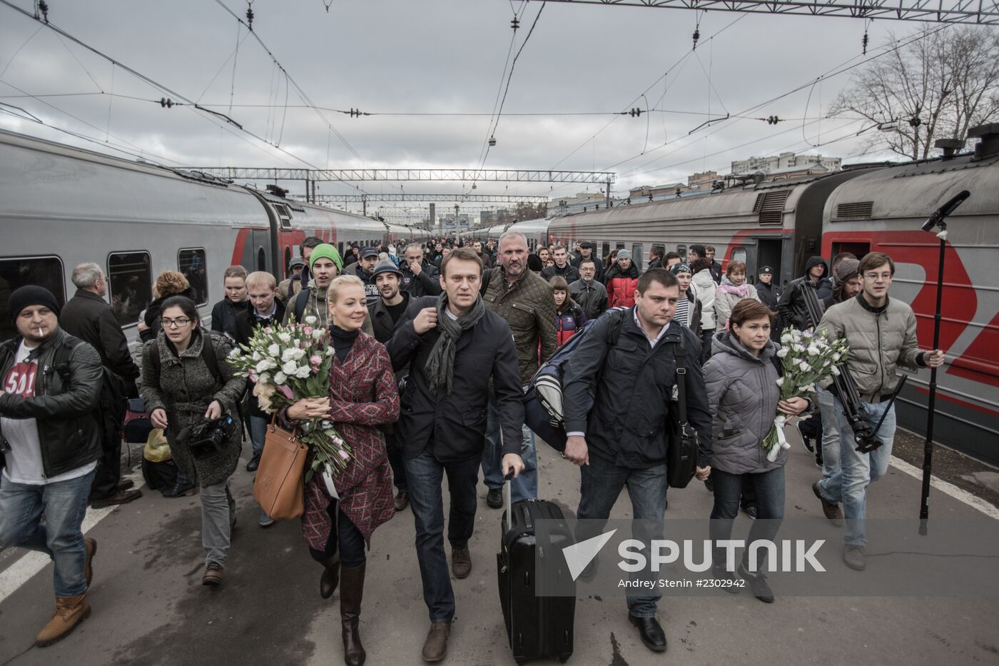 Opposition leader Alexei Navalny back in Moscow after Kirovles trial