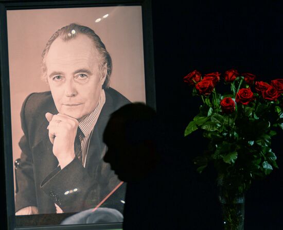Paying last respects to actor Eduard Martsevich