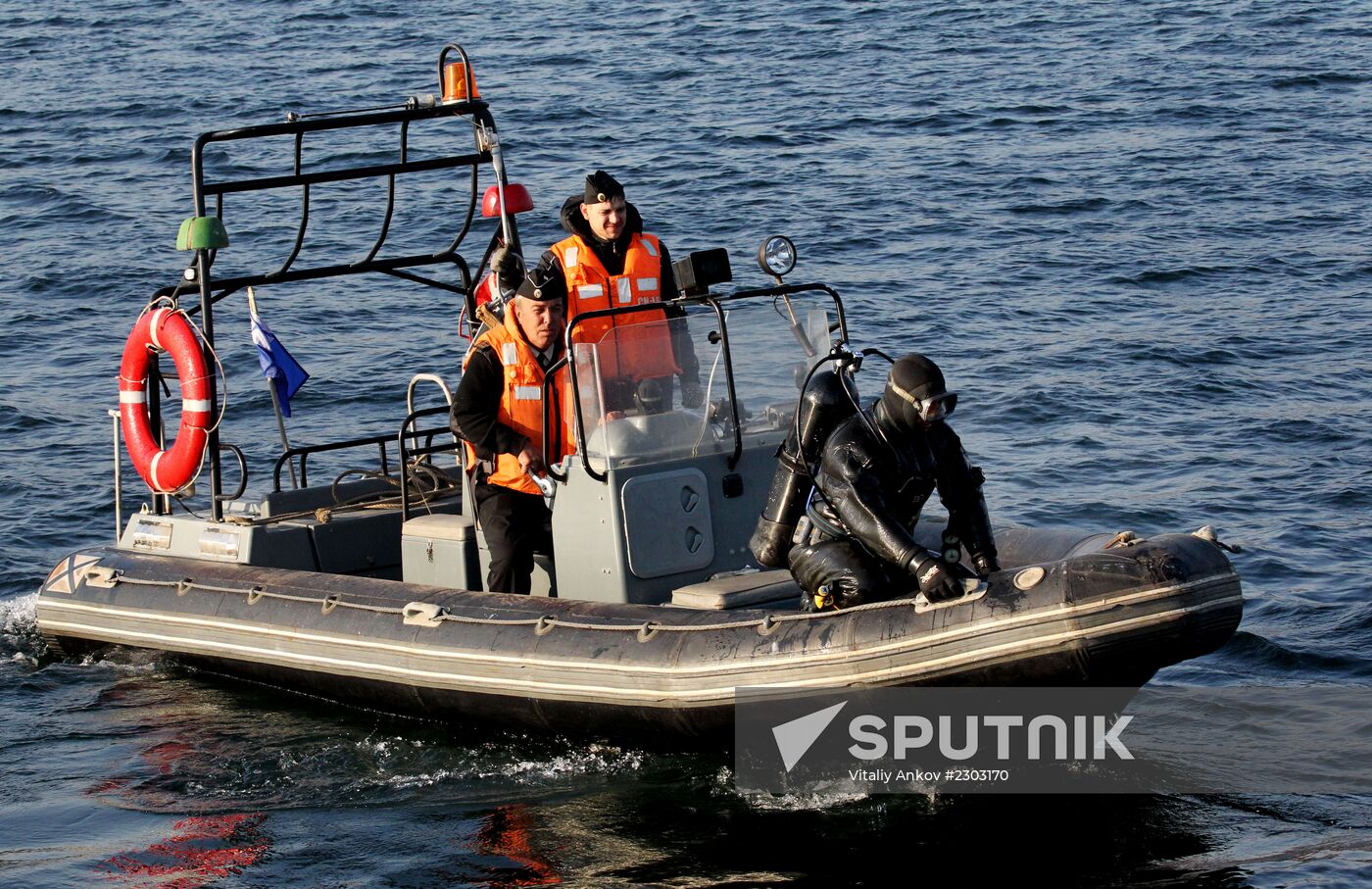 Pacific Fleet holds exercise in assisting distressed submarine