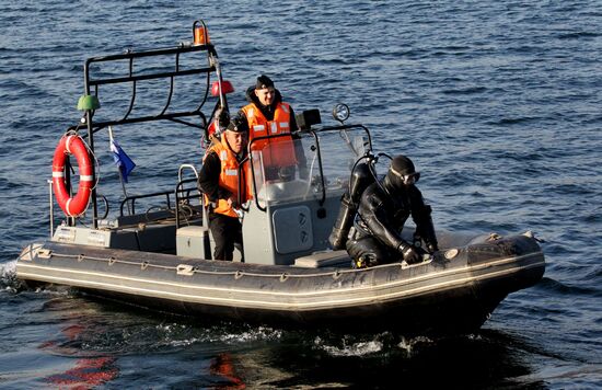 Pacific Fleet holds exercise in assisting distressed submarine