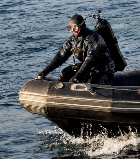 Pacific Fleet holds exercise in assisting distressed submarine