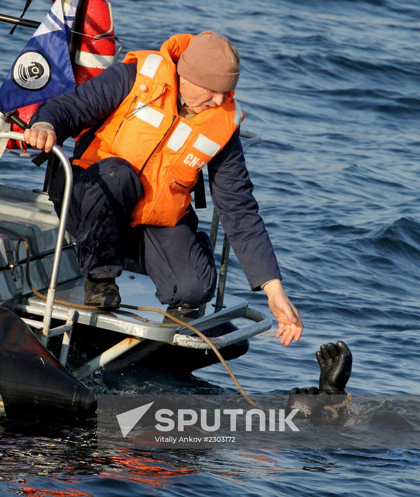 Pacific Fleet holds exercise in assisting distressed submarine