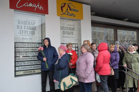 Paying last respects to actress Olga Aroseva at Variety Theater
