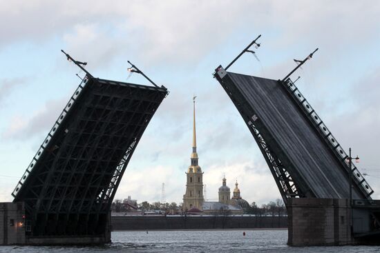 Dvortsovy Bridge re-opens after restoration