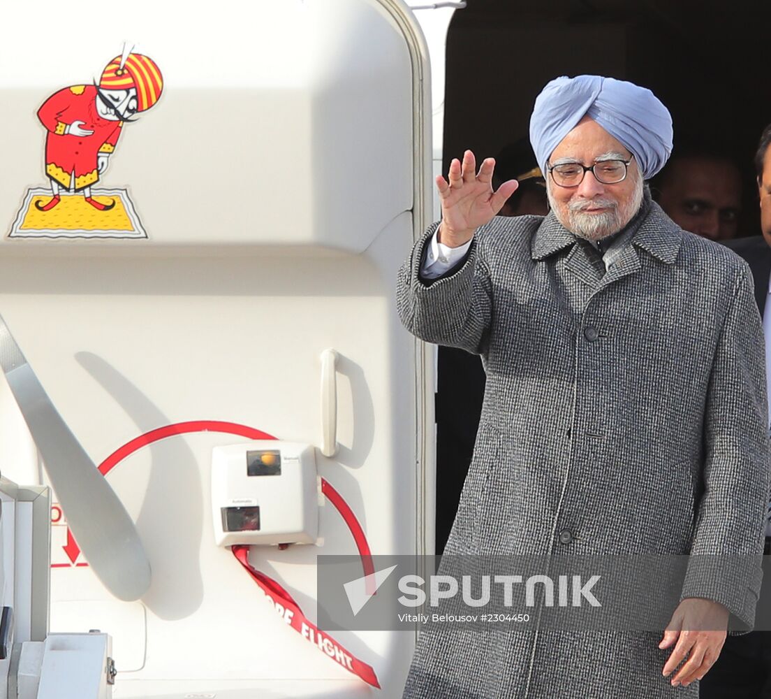 Indian Prime Minister Manmohan Singh arrives in Moscow for visit