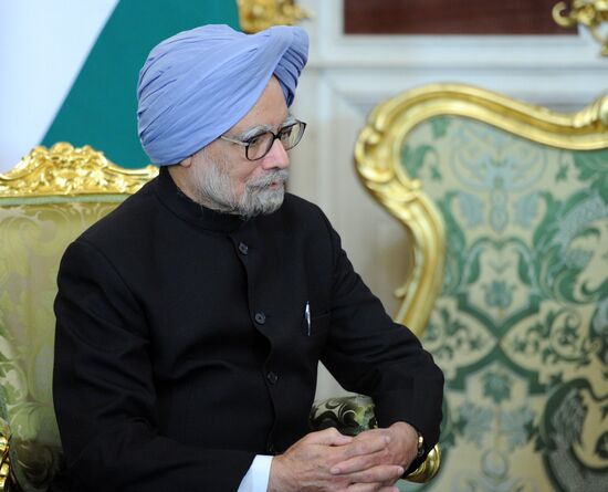 Vladimir Putin meets with Manmohan Singh