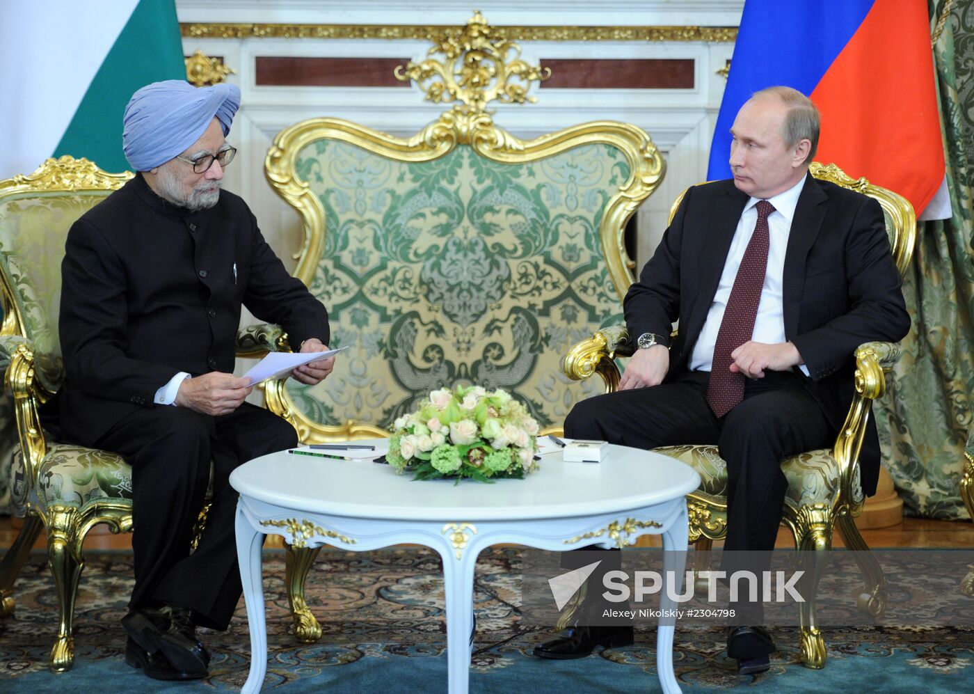 Vladimir Putin meets with Manmohan Singh