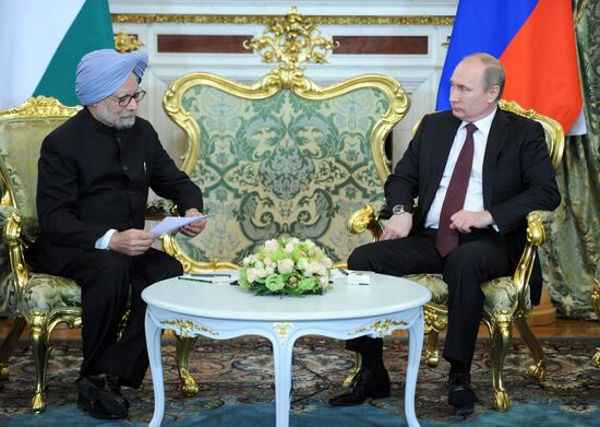 Vladimir Putin meets with Manmohan Singh