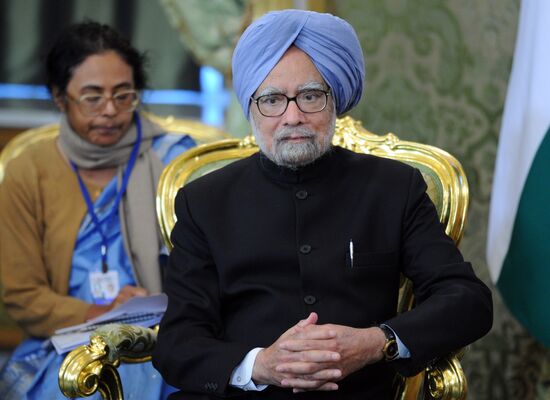 Vladimir Putin meets with Manmohan Singh