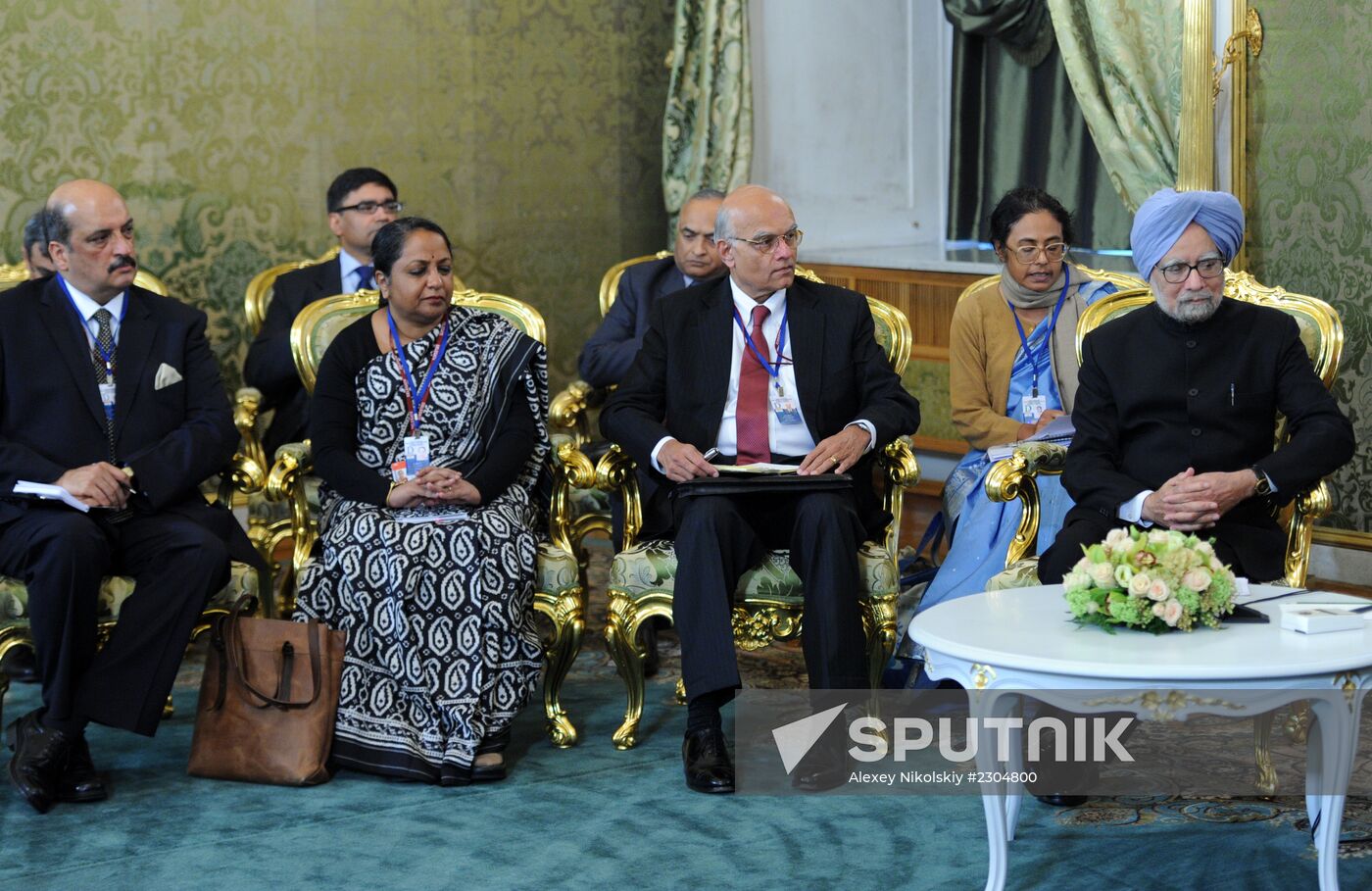 Vladimir Putin meets with Manmohan Singh