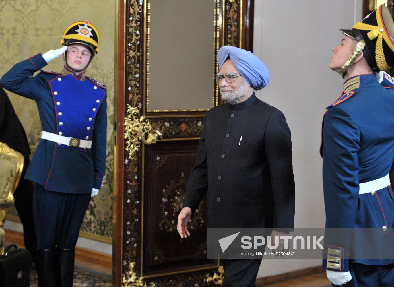 Vladimir Putin meets with Manmohan Singh