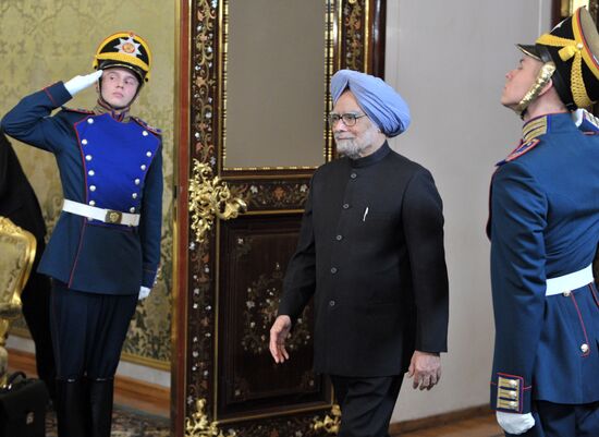 Vladimir Putin meets with Manmohan Singh