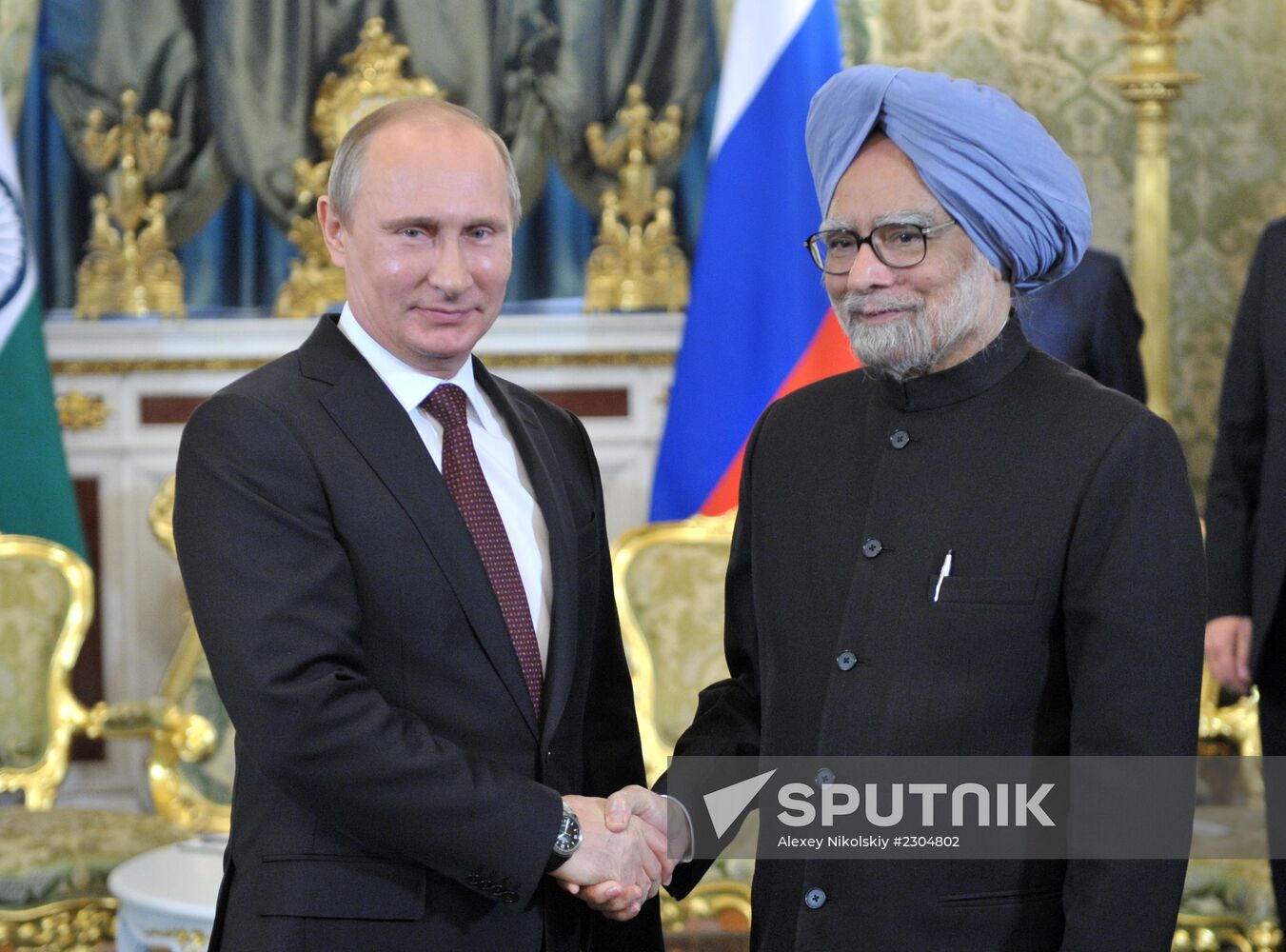 Vladimir Putin meets with Manmohan Singh