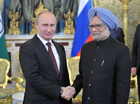 Vladimir Putin meets with Manmohan Singh